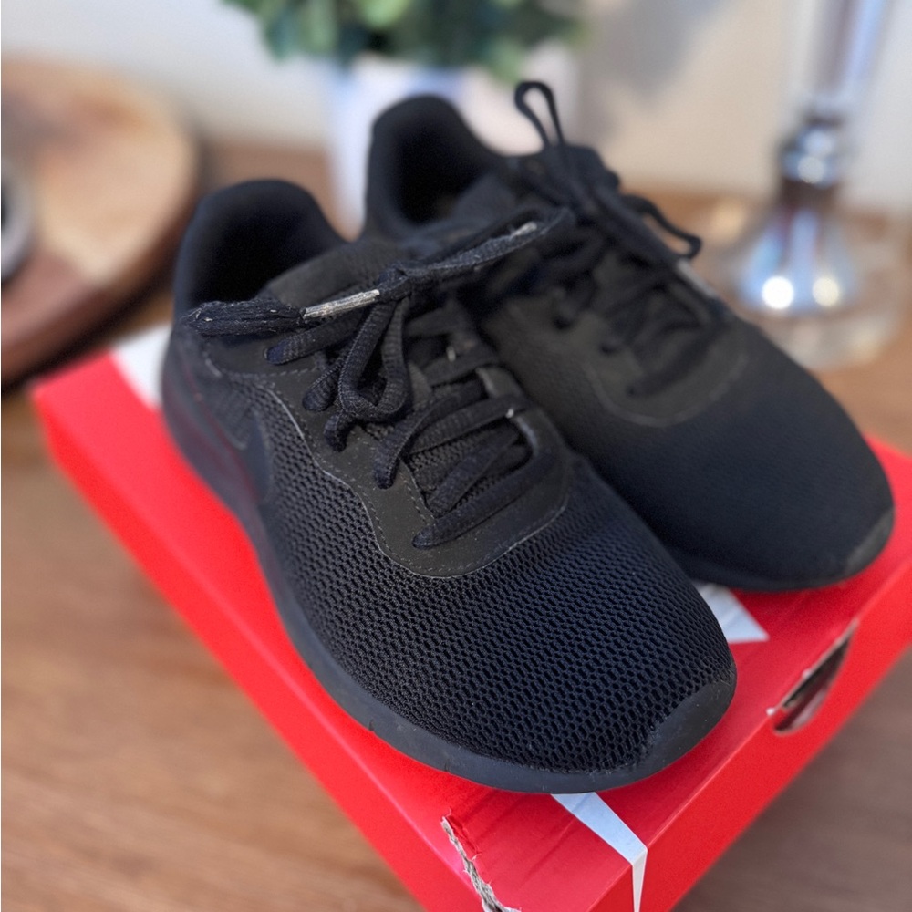 Nike tenjune triple black 2y